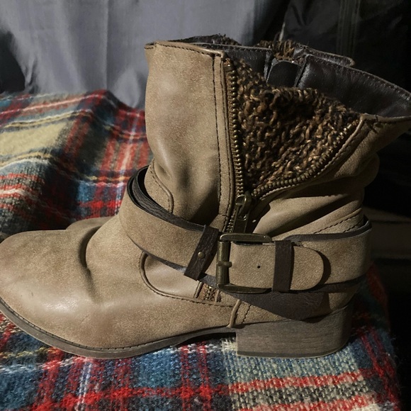 Shoes - Cute brown-ish grey-ish boots
